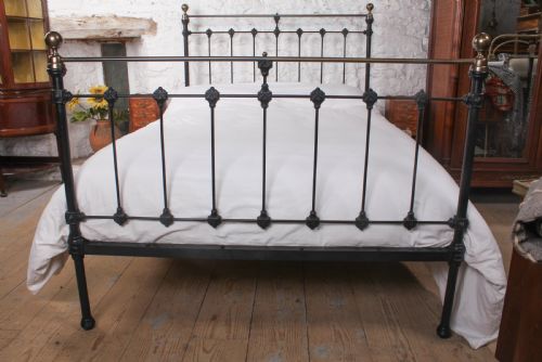 fig 3. Classic Victorian black and brass straight rail double bed
