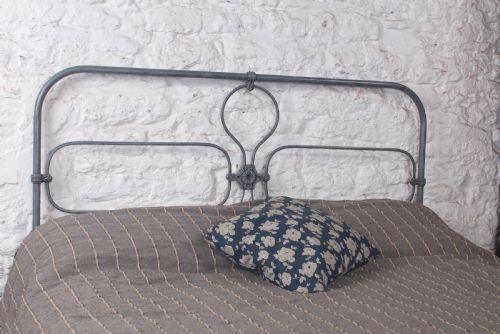 fig 3. Very nice aged paint kingsize Irish no end bed 