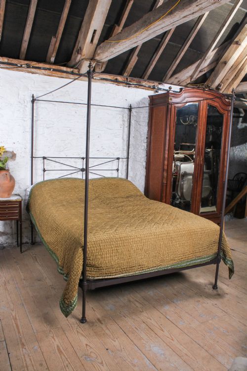 Exquisite Poised Victorian King Size Four Poster Bed