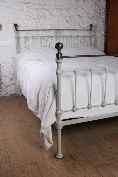 fig 1. Classic Victorian Straight Rail Attractive Upstand King Size Bed