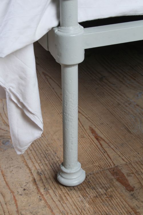 fig 2. Classic Victorian Straight Rail Attractive Upstand King Size Bed