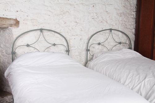 fig 3. Super Pretty Pair of Single Irish No End Beds – Can Be Joined