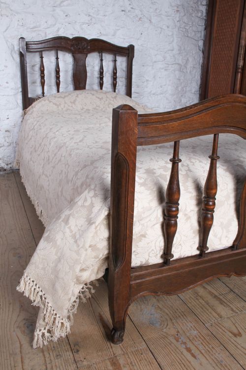 fig 4. Very Nice Single Oak Bed with Original Vono Rails