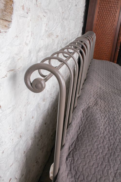 LOVELY PAIR OF SIMPLE FORGED IRON SINGLE BEDS CAN BE JOINED - ADDITIONAL PHOTO 3