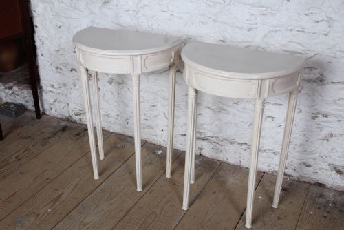 VERY NICE PAIR OF PAINTED DEMI LUNE CONSOLE BEDSIDE TABLES - ADDITIONAL PHOTO 1
