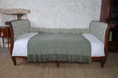GORGEOUS LOUIS XV STYLE NEWLY UPHOLSTERED SLEIGH DAY BED - ADDITIONAL PHOTO 2
