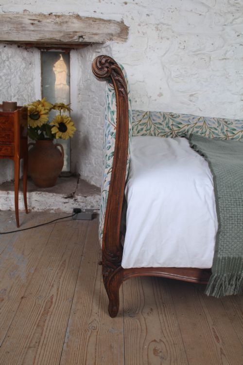 GORGEOUS LOUIS XV STYLE NEWLY UPHOLSTERED SLEIGH DAY BED - ADDITIONAL PHOTO 3