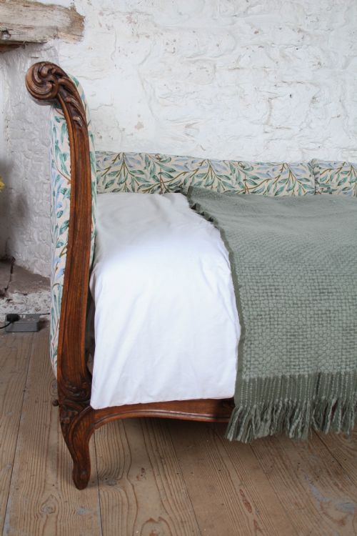 GORGEOUS LOUIS XV STYLE NEWLY UPHOLSTERED SLEIGH DAY BED - ADDITIONAL PHOTO 4