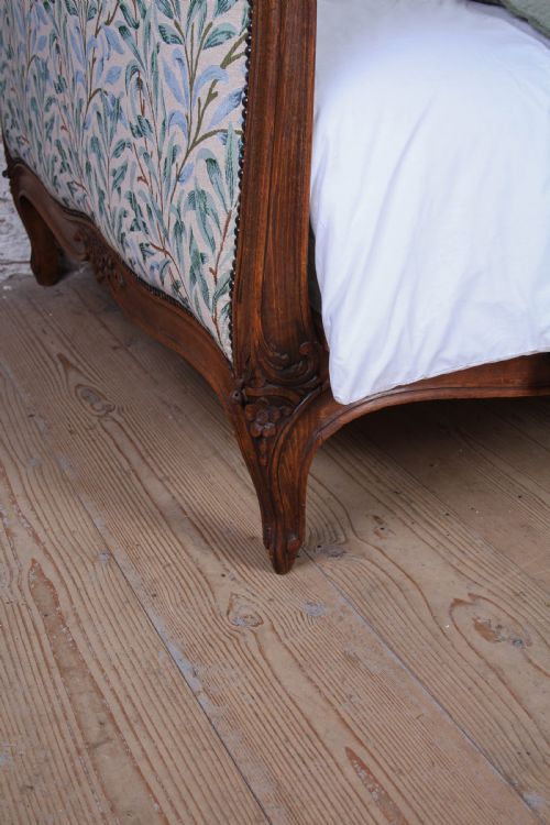 GORGEOUS LOUIS XV STYLE NEWLY UPHOLSTERED SLEIGH DAY BED - ADDITIONAL PHOTO 5