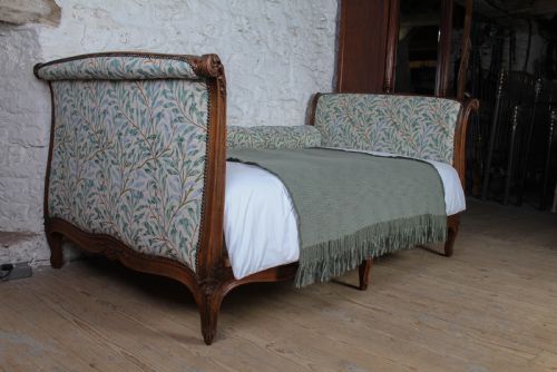 GORGEOUS LOUIS XV STYLE NEWLY UPHOLSTERED SLEIGH DAY BED - ADDITIONAL PHOTO 8