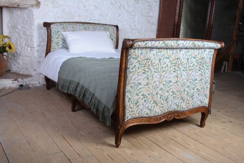 GORGEOUS LOUIS XV STYLE NEWLY UPHOLSTERED SLEIGH DAY BED - ADDITIONAL PHOTO 9