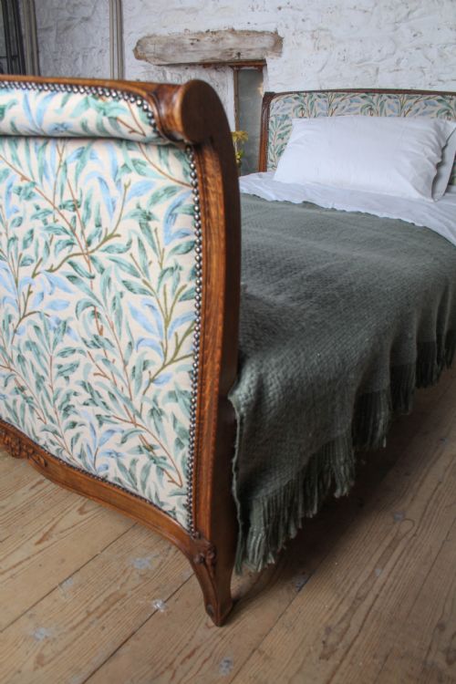 GORGEOUS LOUIS XV STYLE NEWLY UPHOLSTERED SLEIGH DAY BED - ADDITIONAL PHOTO 13