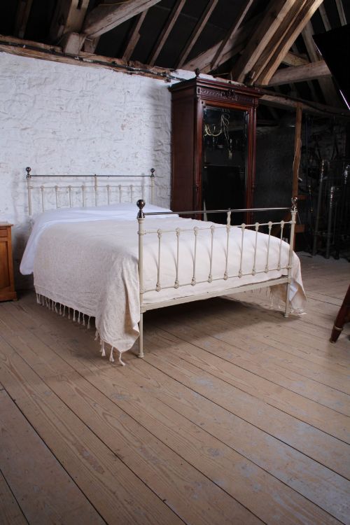 ATTRACTIVE IRON AND BRASS CLASSIC VICTORIAN KING SIZE BED - ADDITIONAL PHOTO 1