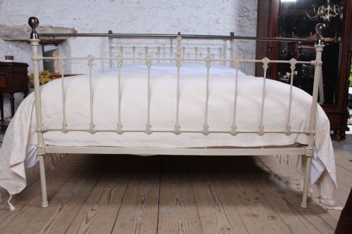 ATTRACTIVE IRON AND BRASS CLASSIC VICTORIAN KING SIZE BED - ADDITIONAL PHOTO 3
