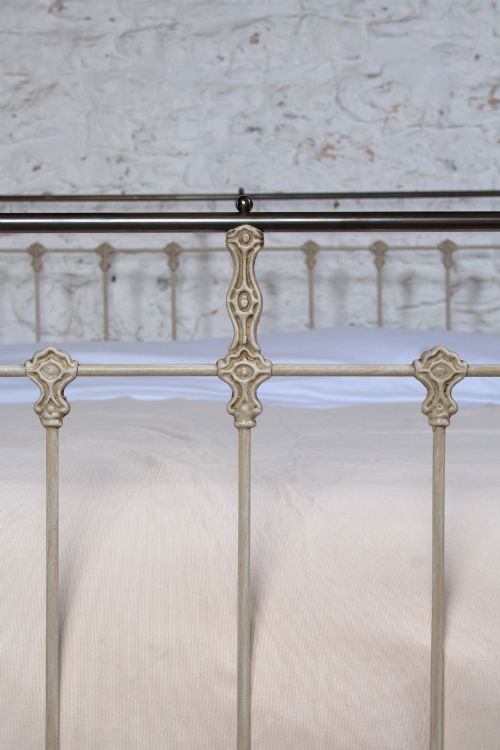 ATTRACTIVE IRON AND BRASS CLASSIC VICTORIAN KING SIZE BED - ADDITIONAL PHOTO 4