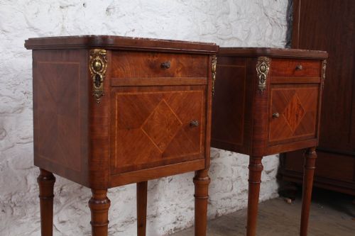 LOVELY FRENCH BURR AND FRUITWOOD VENEER MARBLE TOPPED HANDED BEDSIDES - ADDITIONAL PHOTO 6