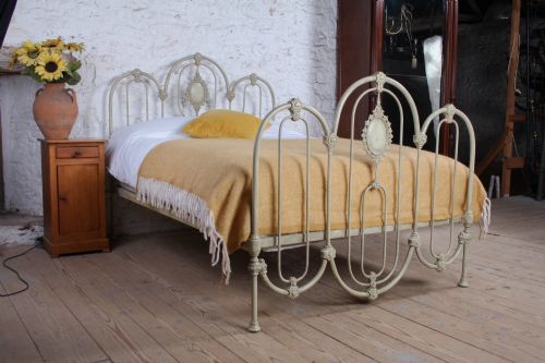 TASTEFUL VICTORIAN THREE HOOP DOUBLE BED