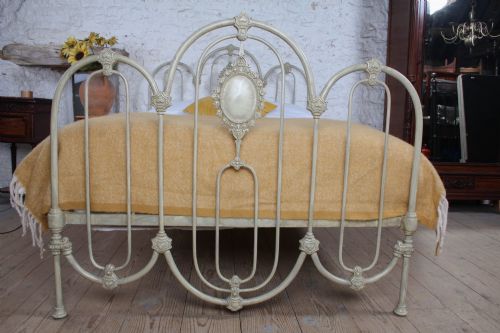 TASTEFUL VICTORIAN THREE HOOP DOUBLE BED - ADDITIONAL PHOTO 1