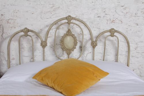 TASTEFUL VICTORIAN THREE HOOP DOUBLE BED - ADDITIONAL PHOTO 2