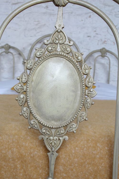 TASTEFUL VICTORIAN THREE HOOP DOUBLE BED - ADDITIONAL PHOTO 3