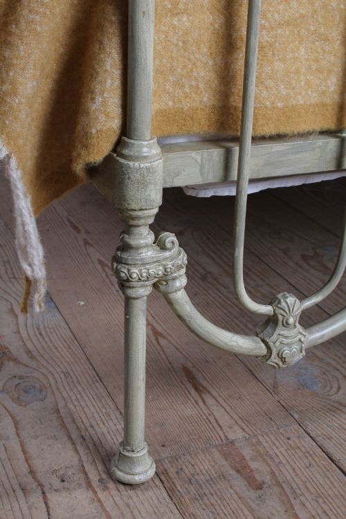 TASTEFUL VICTORIAN THREE HOOP DOUBLE BED - ADDITIONAL PHOTO 4