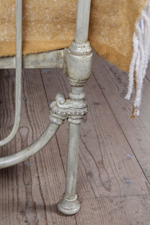 TASTEFUL VICTORIAN THREE HOOP DOUBLE BED - ADDITIONAL PHOTO 5