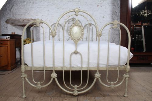 TASTEFUL VICTORIAN THREE HOOP DOUBLE BED - ADDITIONAL PHOTO 9
