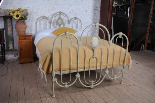 TASTEFUL VICTORIAN THREE HOOP DOUBLE BED - ADDITIONAL PHOTO 10