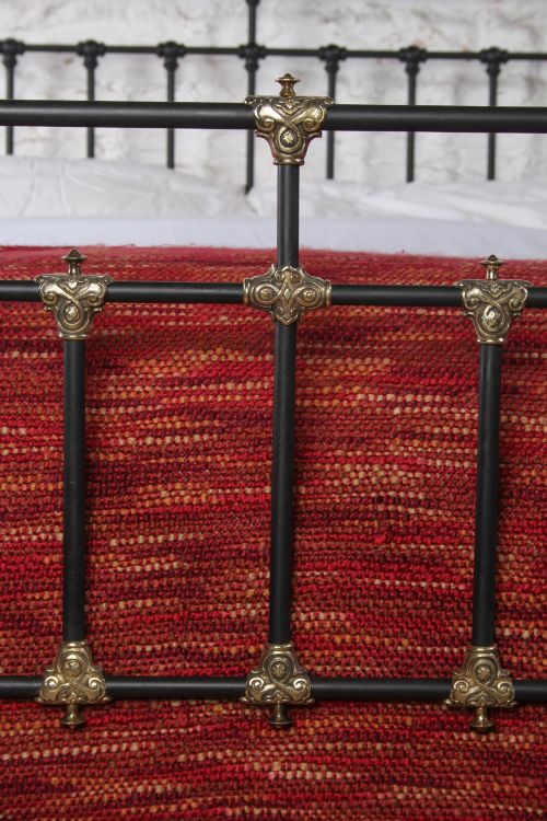 STUNNING WINFIELD IRON AND BRASS KING SIZE BED WITH TAPERED POSTS - ADDITIONAL PHOTO 4
