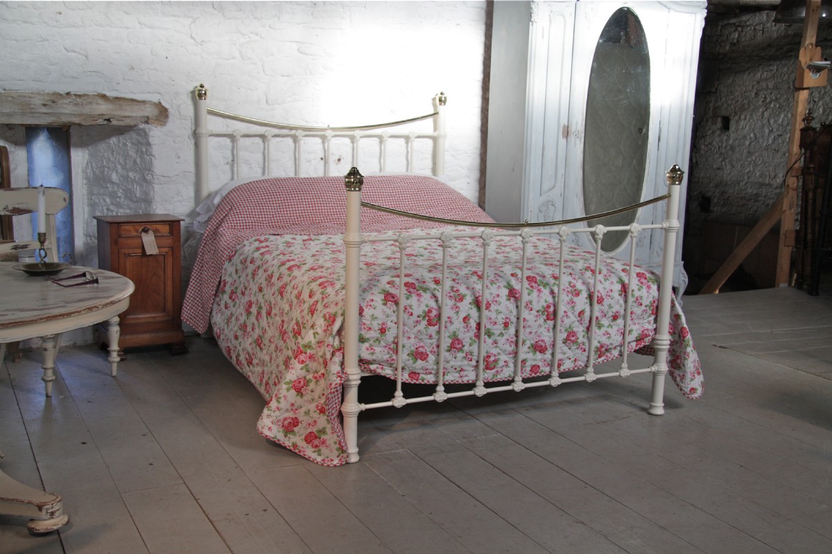 Classic Victorian white and brass dip rail king size bedstead