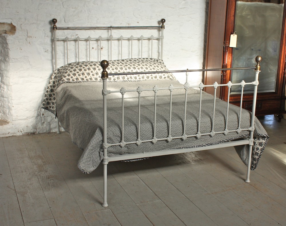 Very pretty classic Victorian bedstead