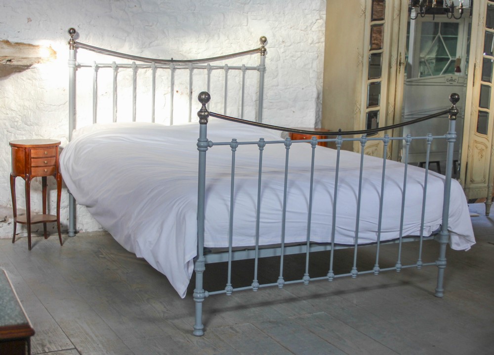 Classic Victorian king size brass and iron dip rail 