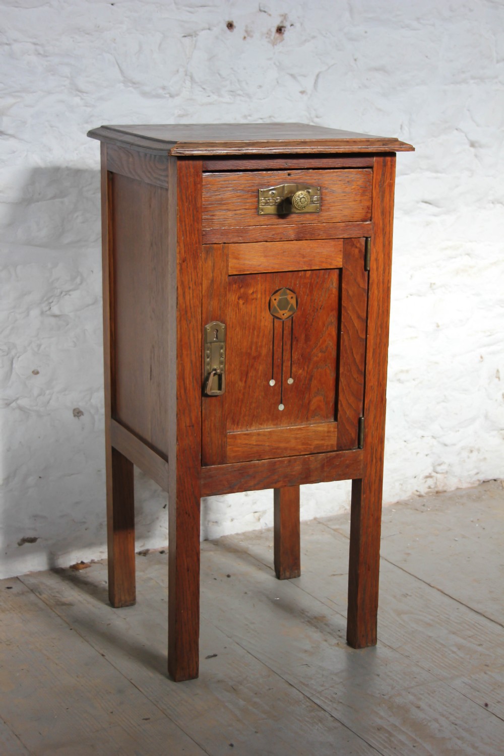 McKintosh style Oak Arts and Crafts cabinet 