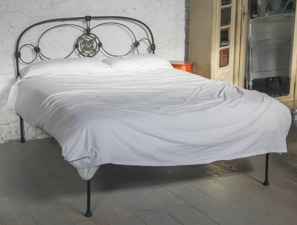 Lovely Victorian black and brass king size no end bed
