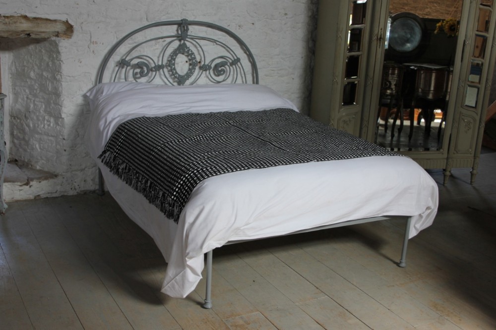 Very pretty early iron no end double bed