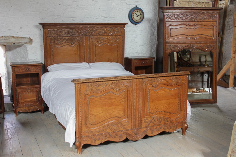 Beautiful carved French oak king size bed, matching bedsides and mirror