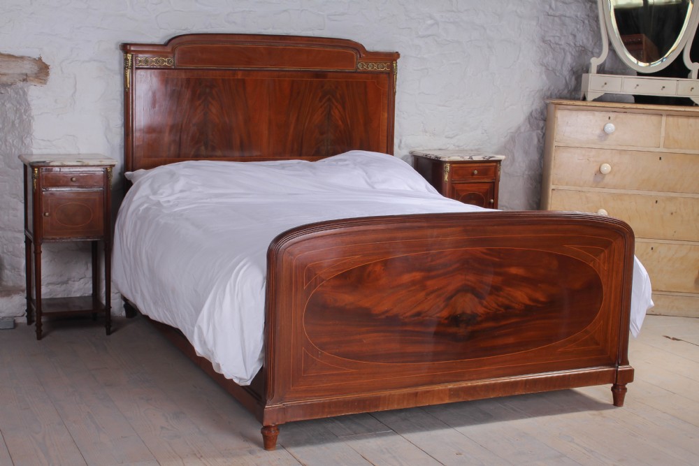 Kingsize mahogany bed with matching pair of bedsides