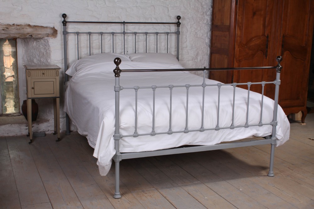 Beautifully restored 5Ft classic Victorian brass and iron kingsize