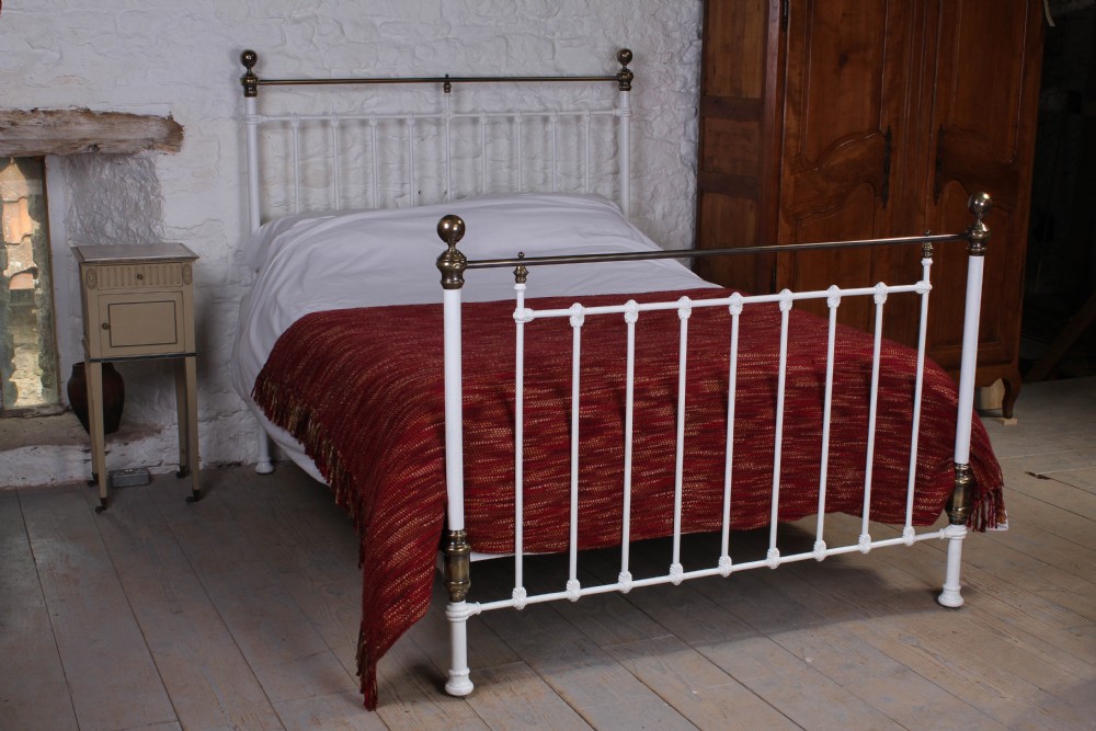 Original 5Ft  king size classic Victorian brass and white iron  bed