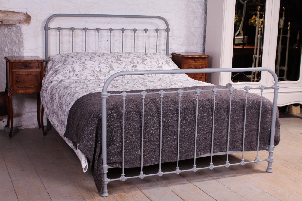 Simple French all iron king size 5Ft in grey