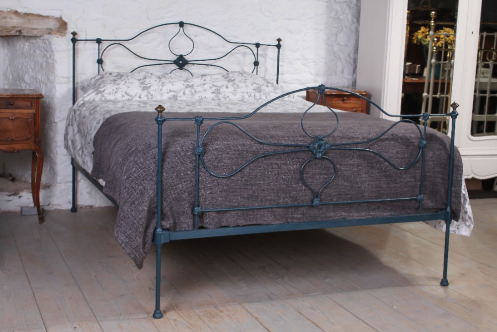Kingsize pretty iron bed in Hague Blue