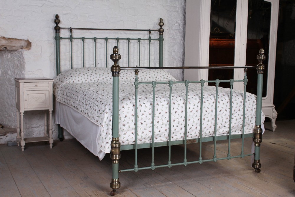 Classic Victorian 5Ft king size brass and iron bed