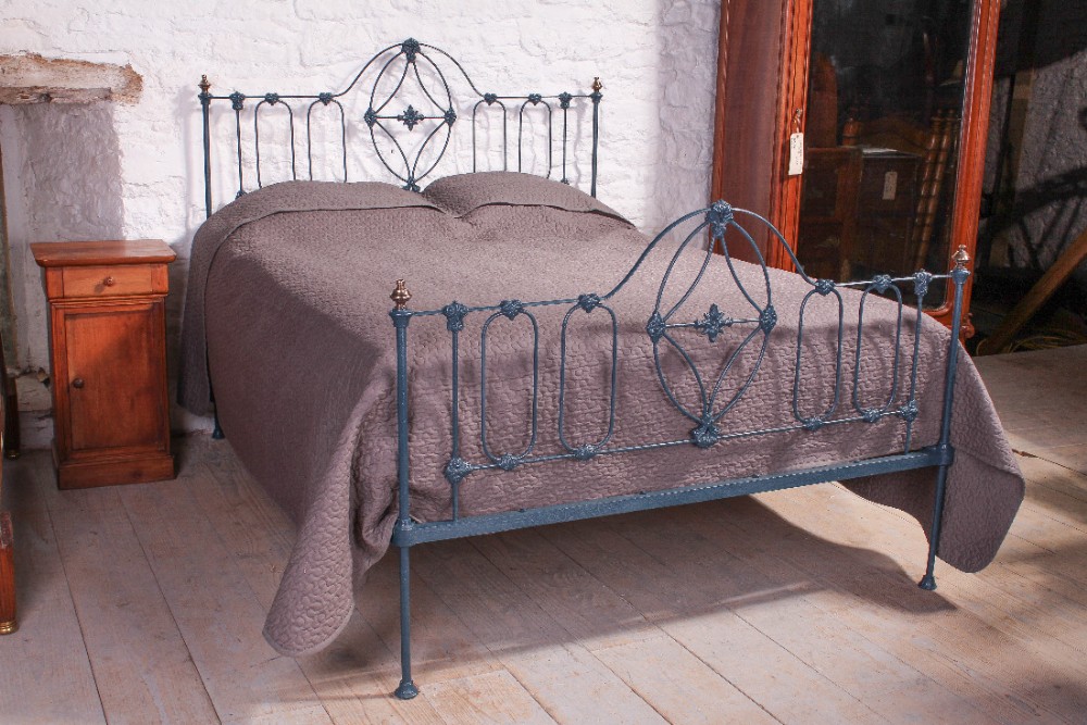 Gorgeous 5Ft king size cast iron bed with aged brass