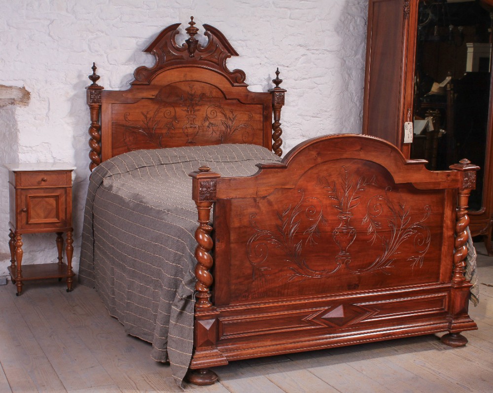 Impressive solid walnut 5Ft king size bed with barley twist posts