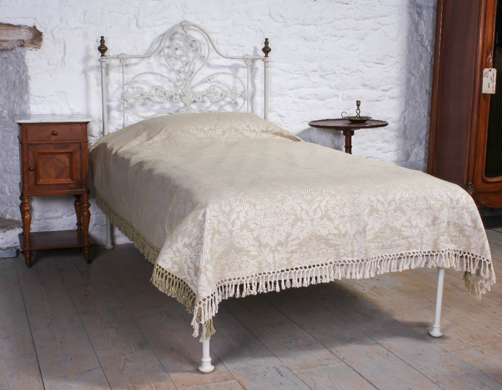 Pretty all iron super single no end bed.