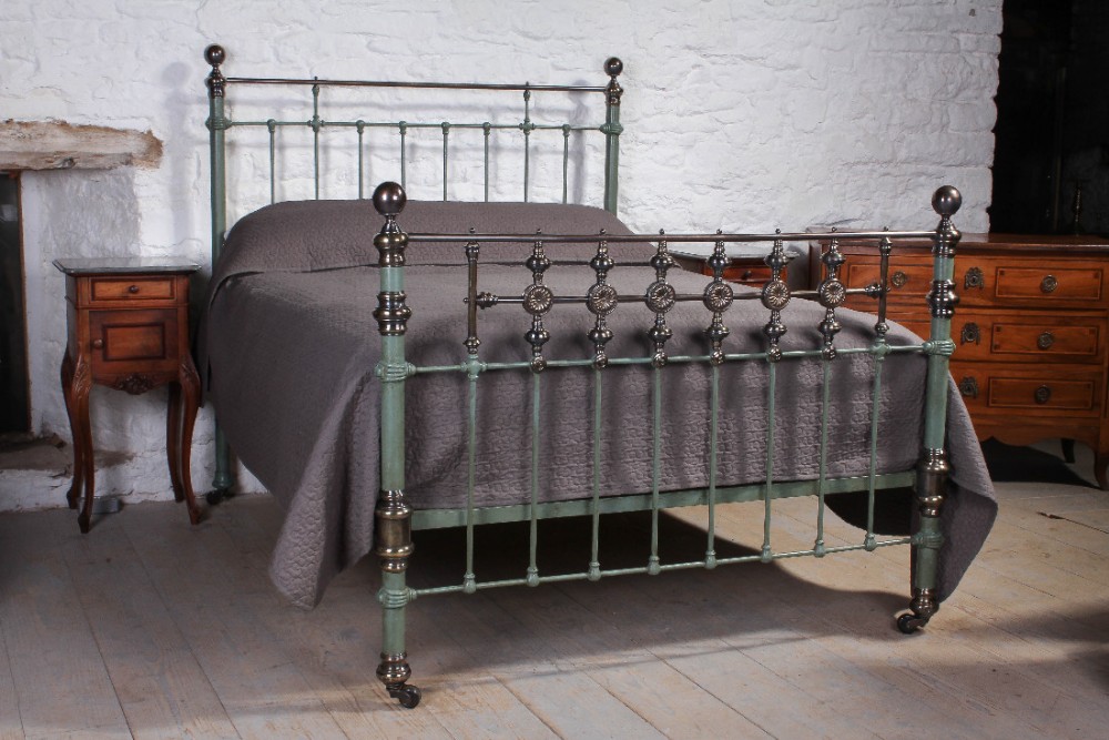 Gorgeous 5Ft king size Victorian brass and iron bed