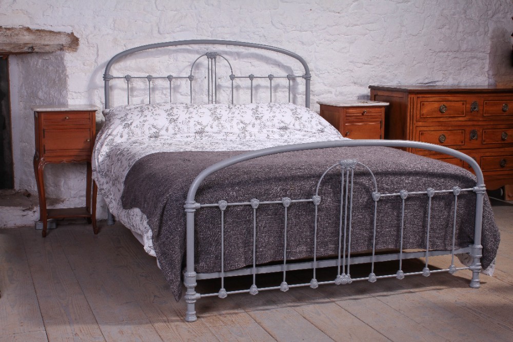 Most attractive simple all iron 5Ft king size bed 