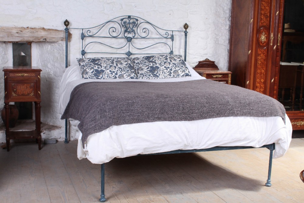 Beautiful early Victorian iron and brass  5Ft no foot end king size bed