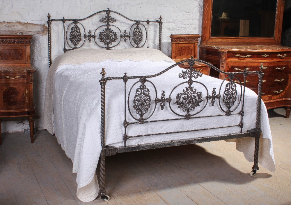 Exquisite detail early Victorian iron and brass 5Ft king size Winfield bed 