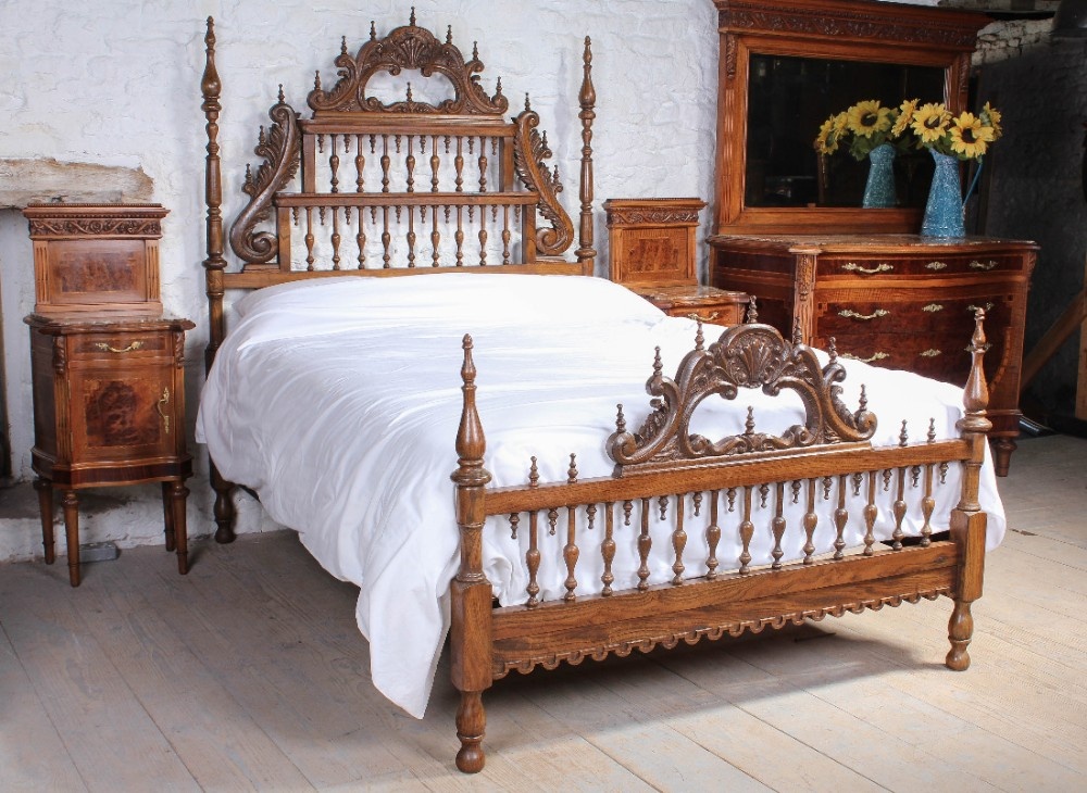 Striking elm colonial style 5Ft king size bed